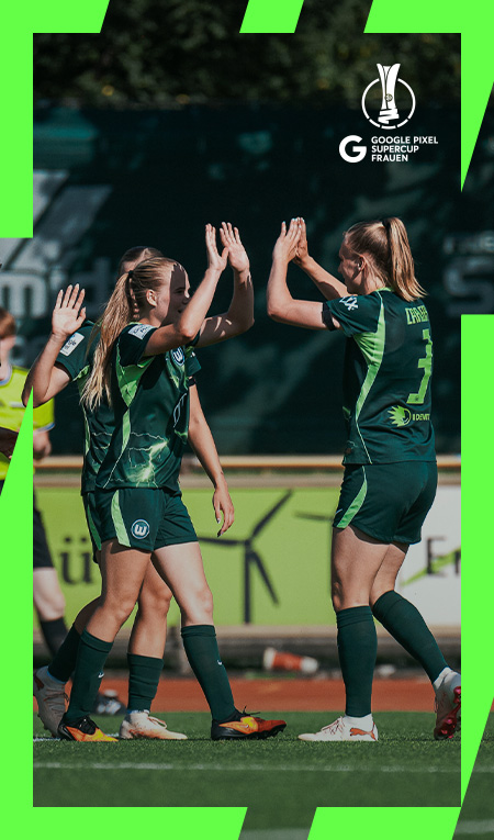 VfL-Wolfsburg-Spielerin Janina Minge klatscht mit einer Mitspielerin ab.