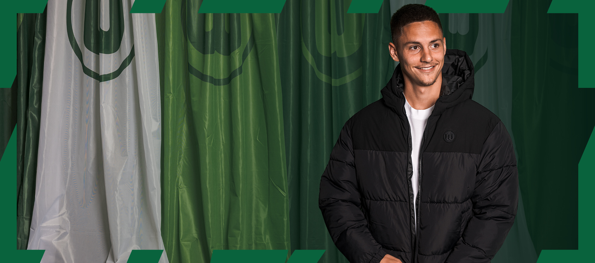Bence Dardai trägt eine schwarze Steppjacke neben dem Schriftzug „Der Winter kann kommen“.