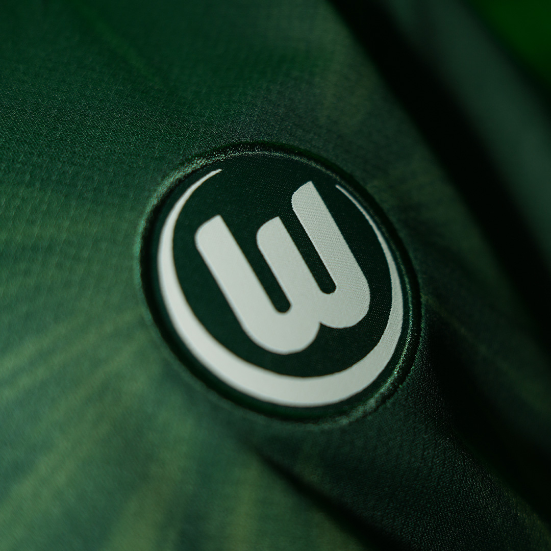 Das dunkelgrüne Muster des Heimtrikot der Saison 2025/2026 mit weißem VfL Logo