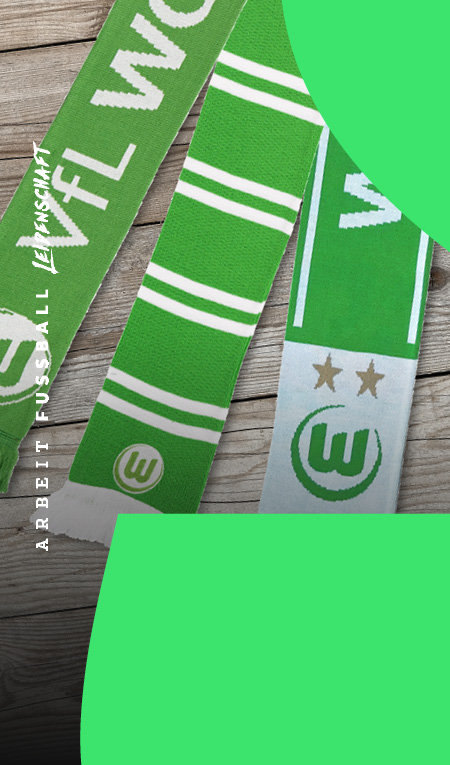 Drei grüne VfL Wolfsburg Fanschals mit Vereinslogo und weißen Streifen liegen auf Holzboden – Fanartikel im klassischen VfL-Design mit „Arbeit. Fußball. Leidenschaft.“ Branding.