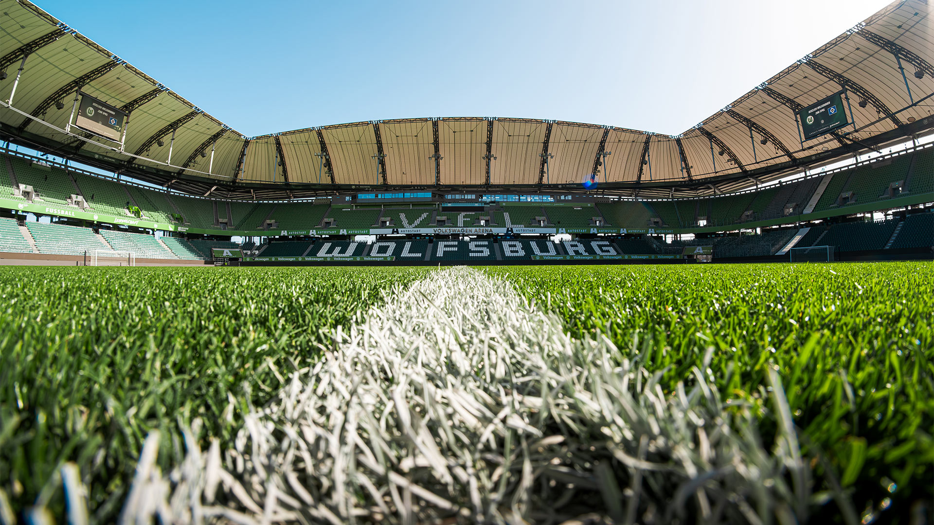 VfL-Wolfsburg-Stadion mit Blick über das Spielfeld und die Tribünen.