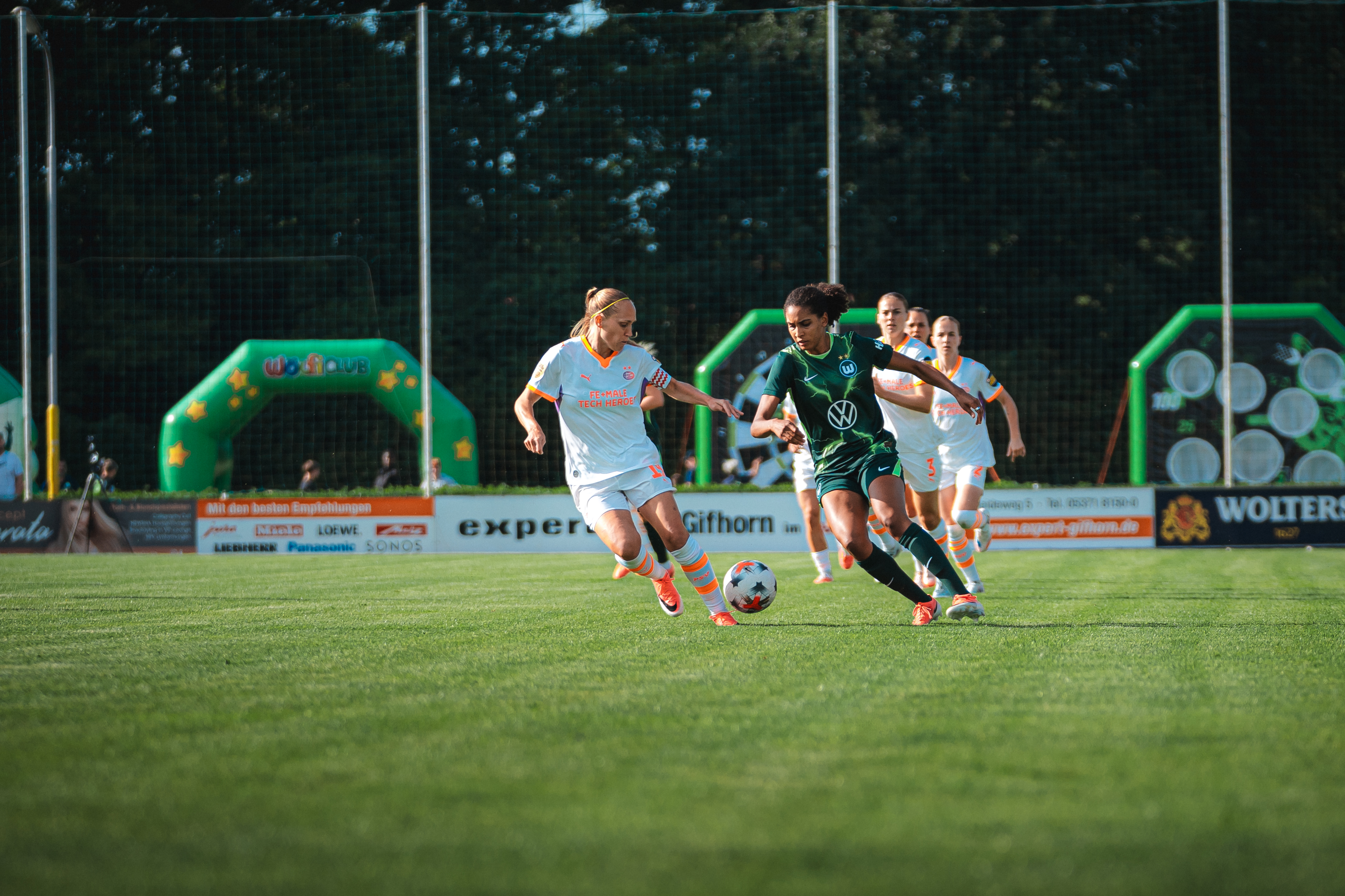 VfL-Wolfsburg-Spielerin im Zweikampf mit einer Gegenspielerin.