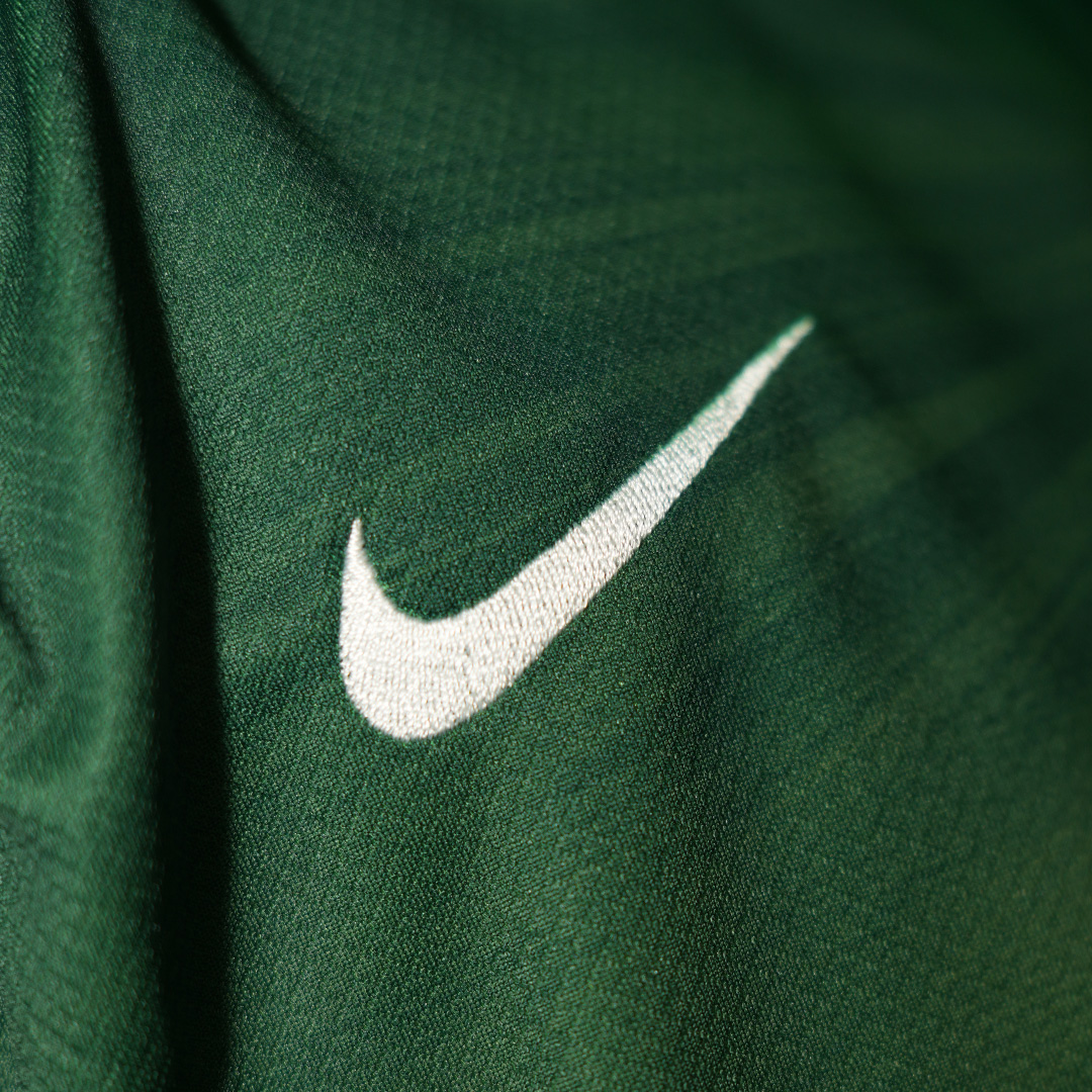 Das dunkelgrüne Muster des Heimtrikot der Saison 2025/2026 mit weißem Nike Logo.
