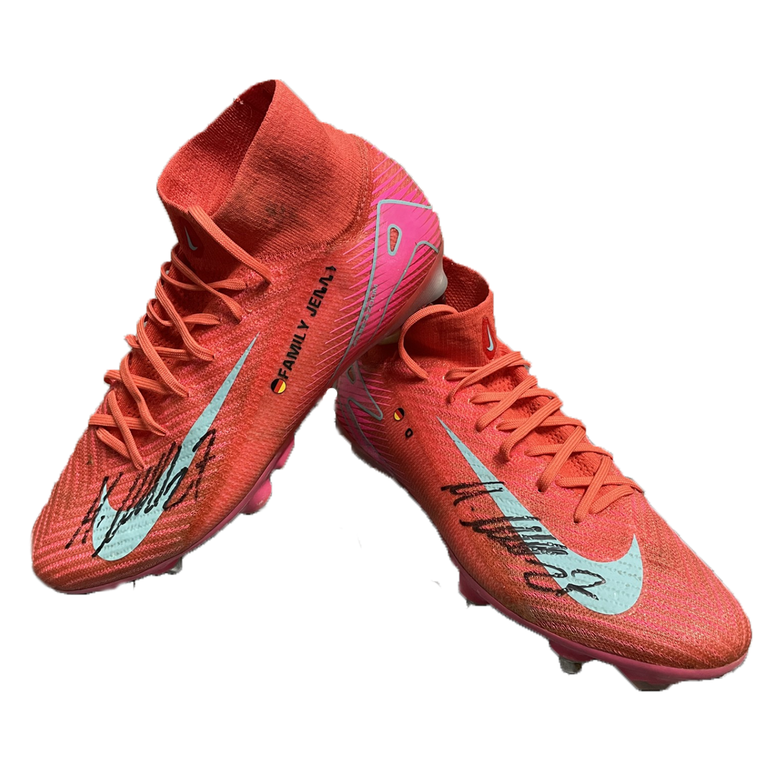 orange-farbende Nike Schuhe mit Autogramm von Arnold.