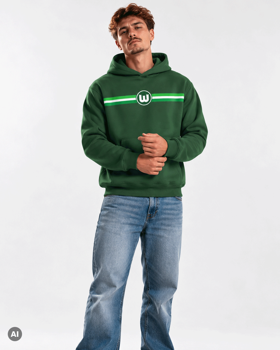 Mann trägt grünen Kapuzenpullover mit Logo und blauer Jeans.