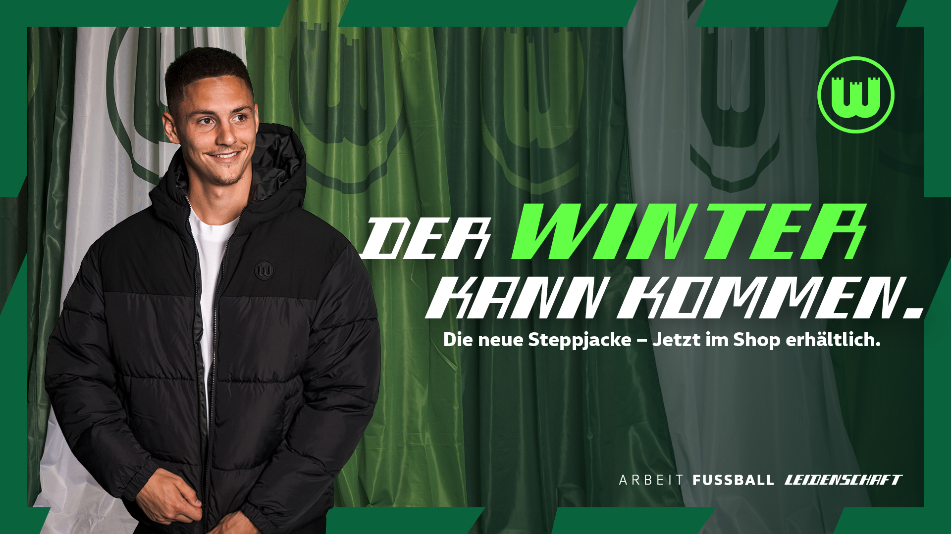 Bence Dardai trägt eine schwarze Steppjacke neben dem Schriftzug „Der Winter kann kommen“.