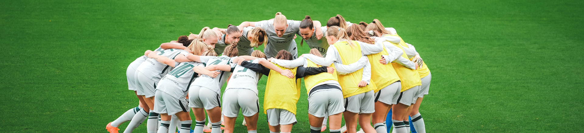 VfL Frauen stehen im Kreis vor Spielbeginn