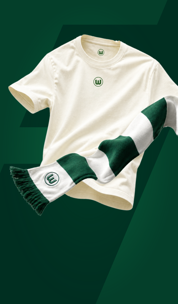 VfL-Wolfsburg-Fanshop Artikel mit weißem T-Shirt, grün-weißem Schal und grüner Kappe auf grünem Hintergrund.
