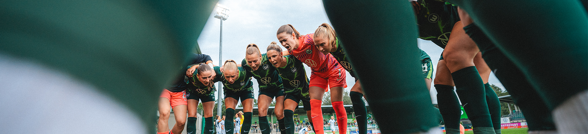 VfL Frauen stehen im Kreis vor Spielbeginn
