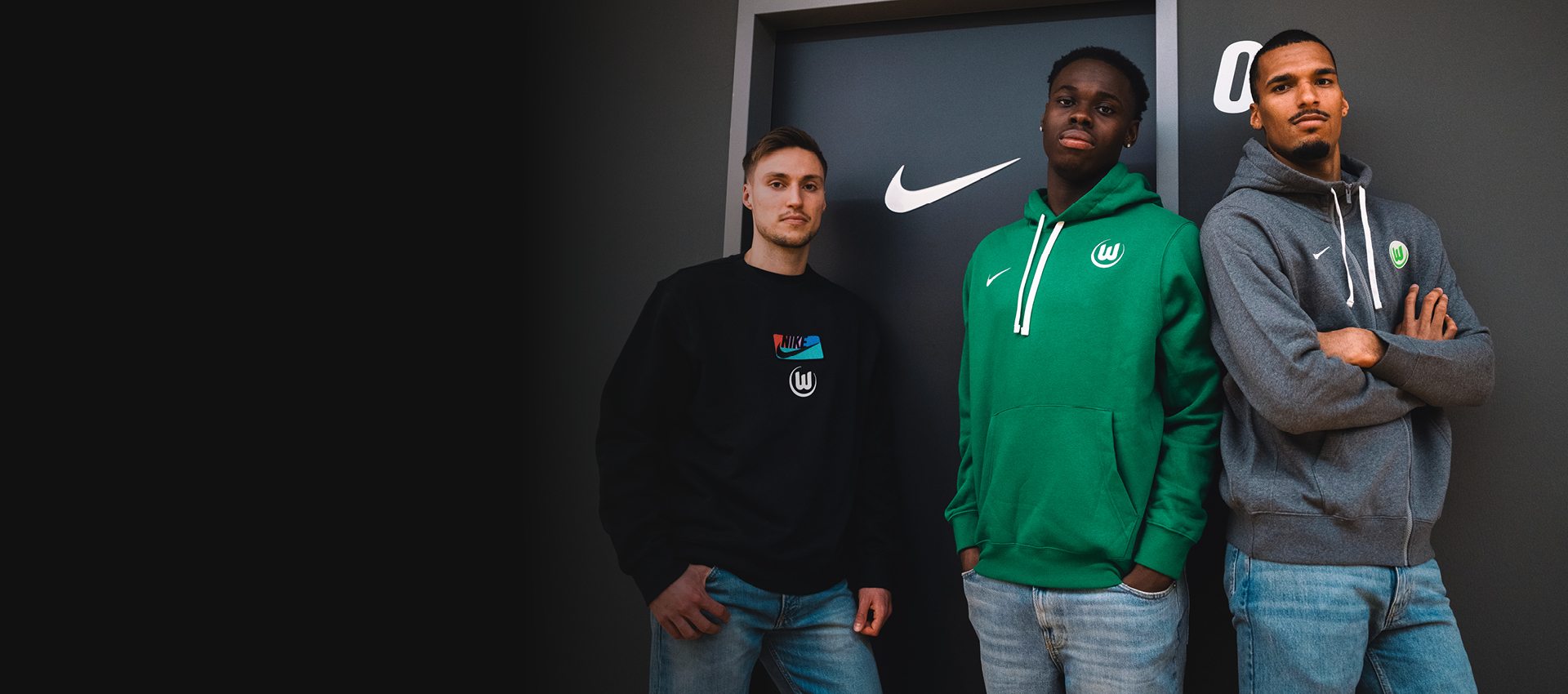 Bewerbungsgrafik Spieler tragen Pullover des VfL Wolfsburg