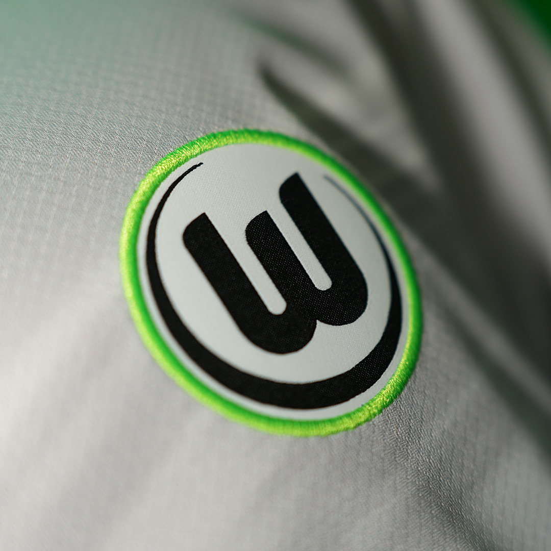 Das helle Muster des Auswärtstrikot der Saison 2025/2026 mit grün umrandeten VfL Logo.