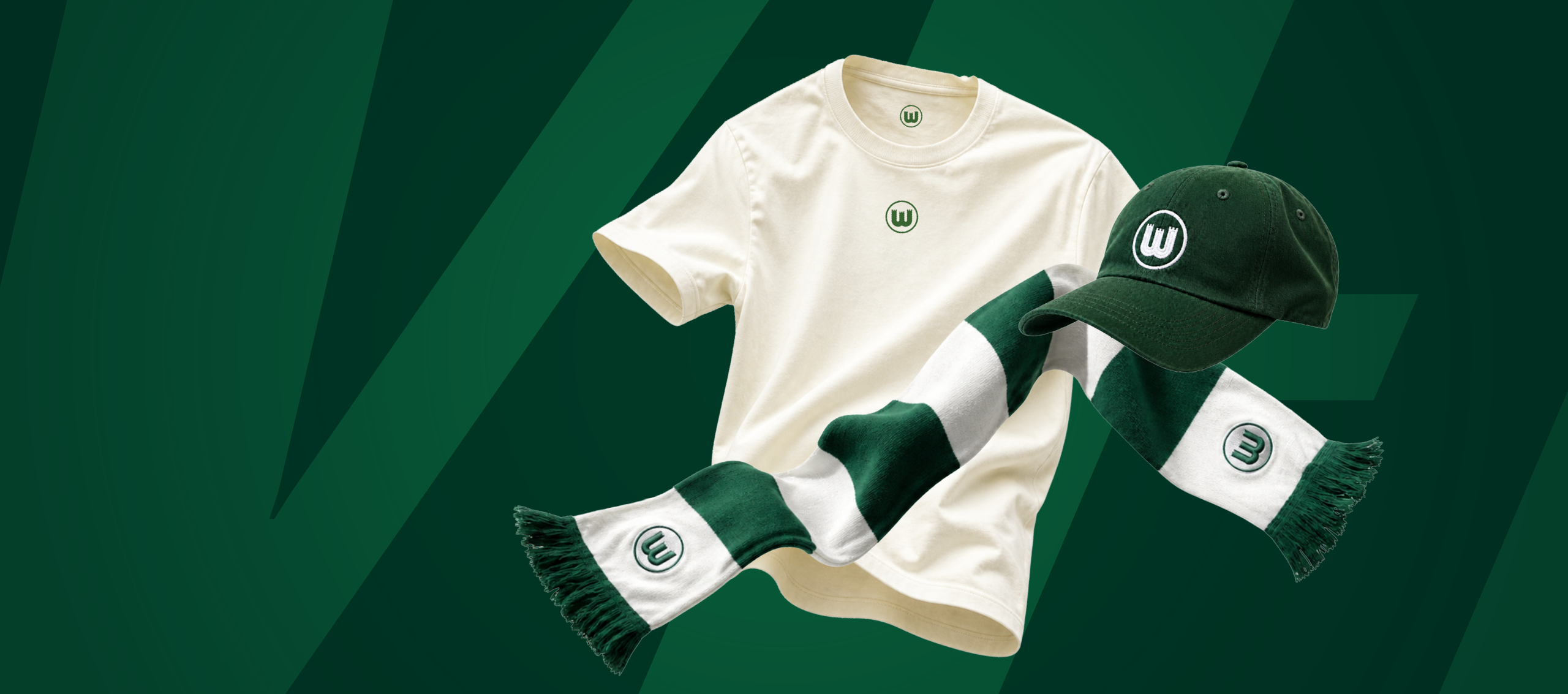 VfL-Wolfsburg-Fanshop Artikel mit weißem T-Shirt, grün-weißem Schal und grüner Kappe auf grünem Hintergrund.