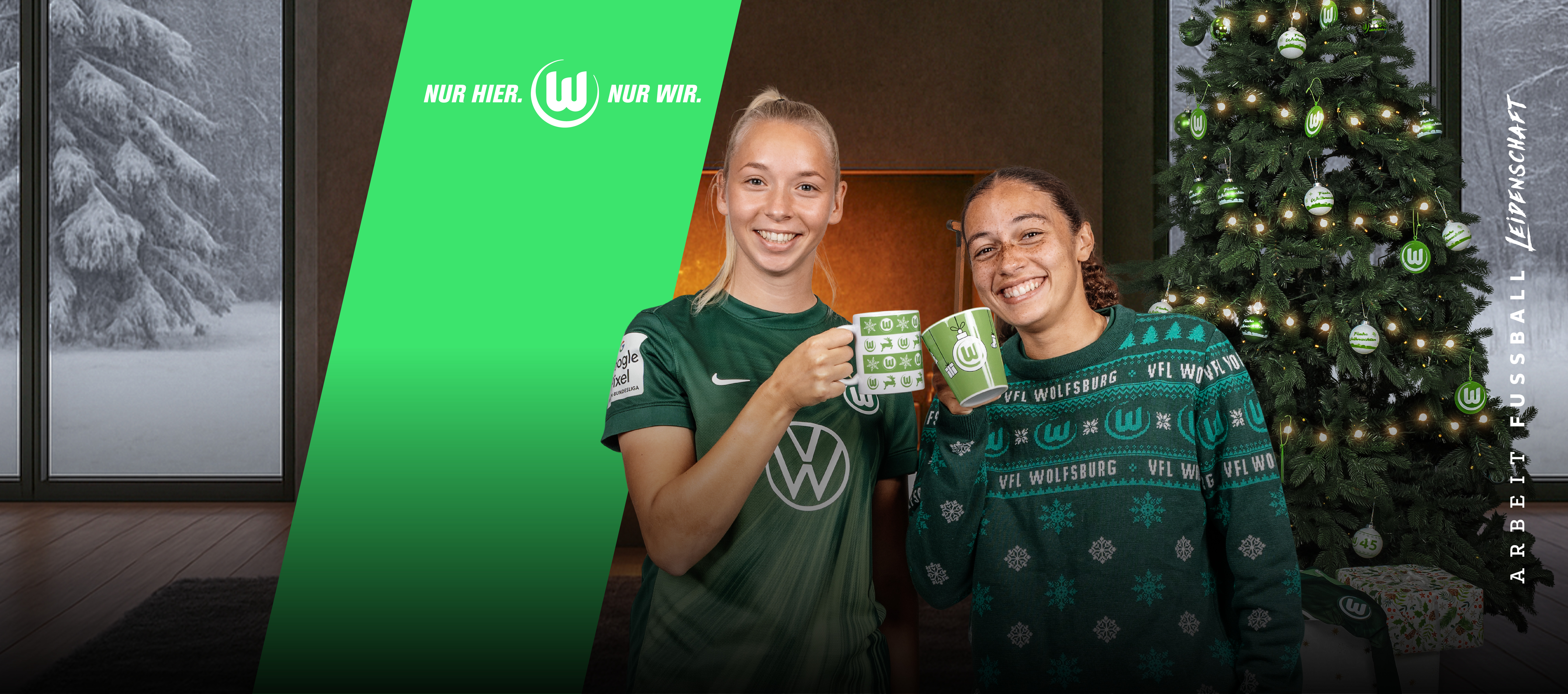 Ella Peddemors und Kessya Bussy stoßen mit den neuen Weihnachts-Tassen an.