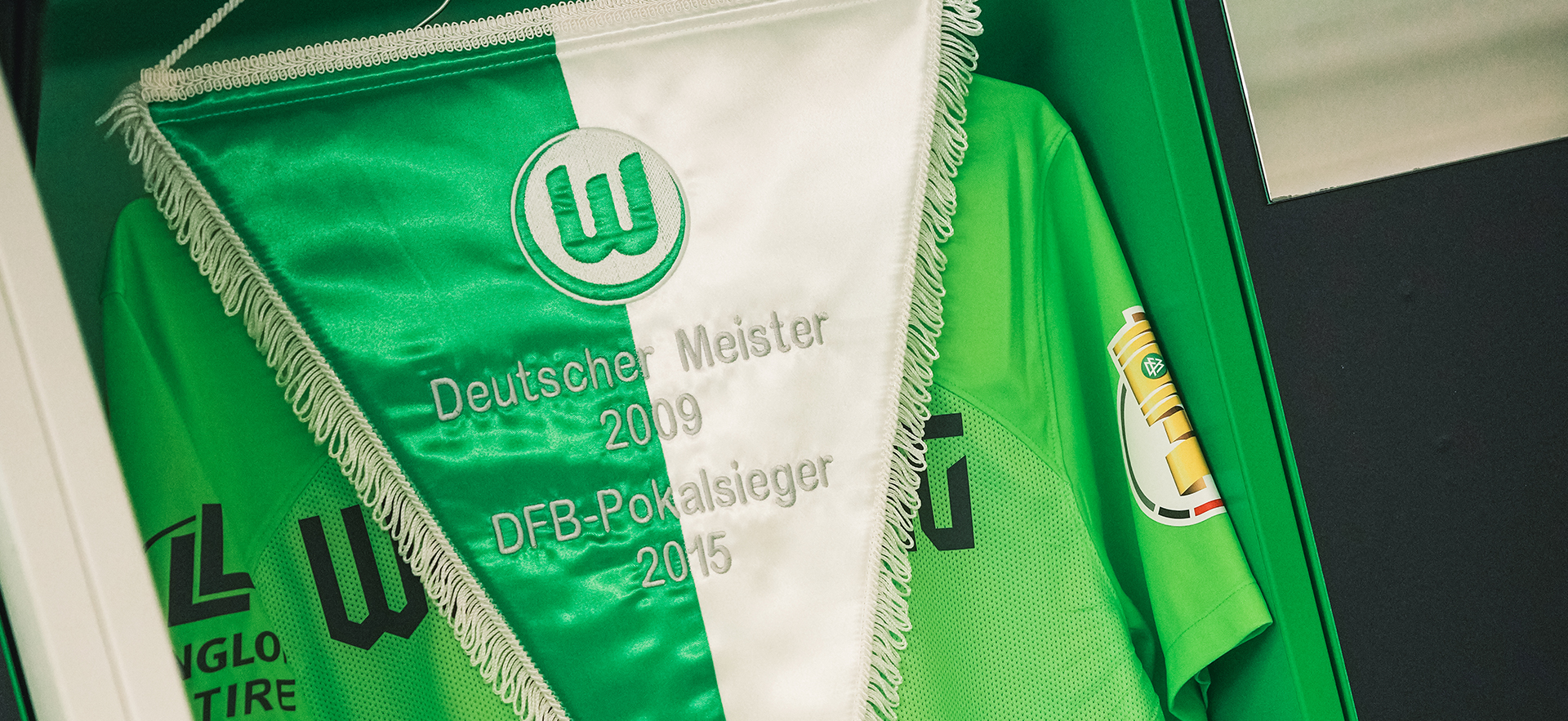 Nahaufnahme vom Wimpel mit dem Aufdruck Deutscher Meister 2009