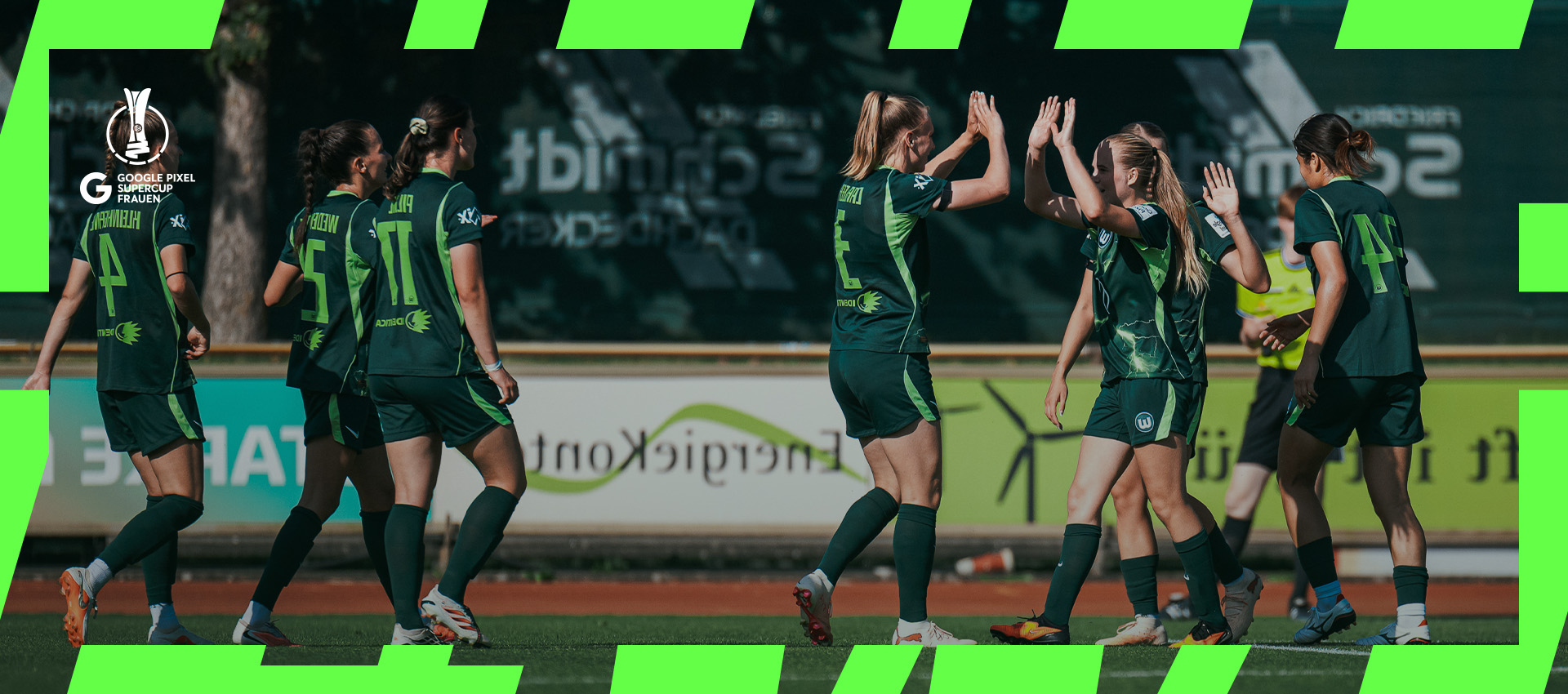 VfL-Wolfsburg-Spielerin Janina Minge klatscht mit einer Mitspielerin ab.