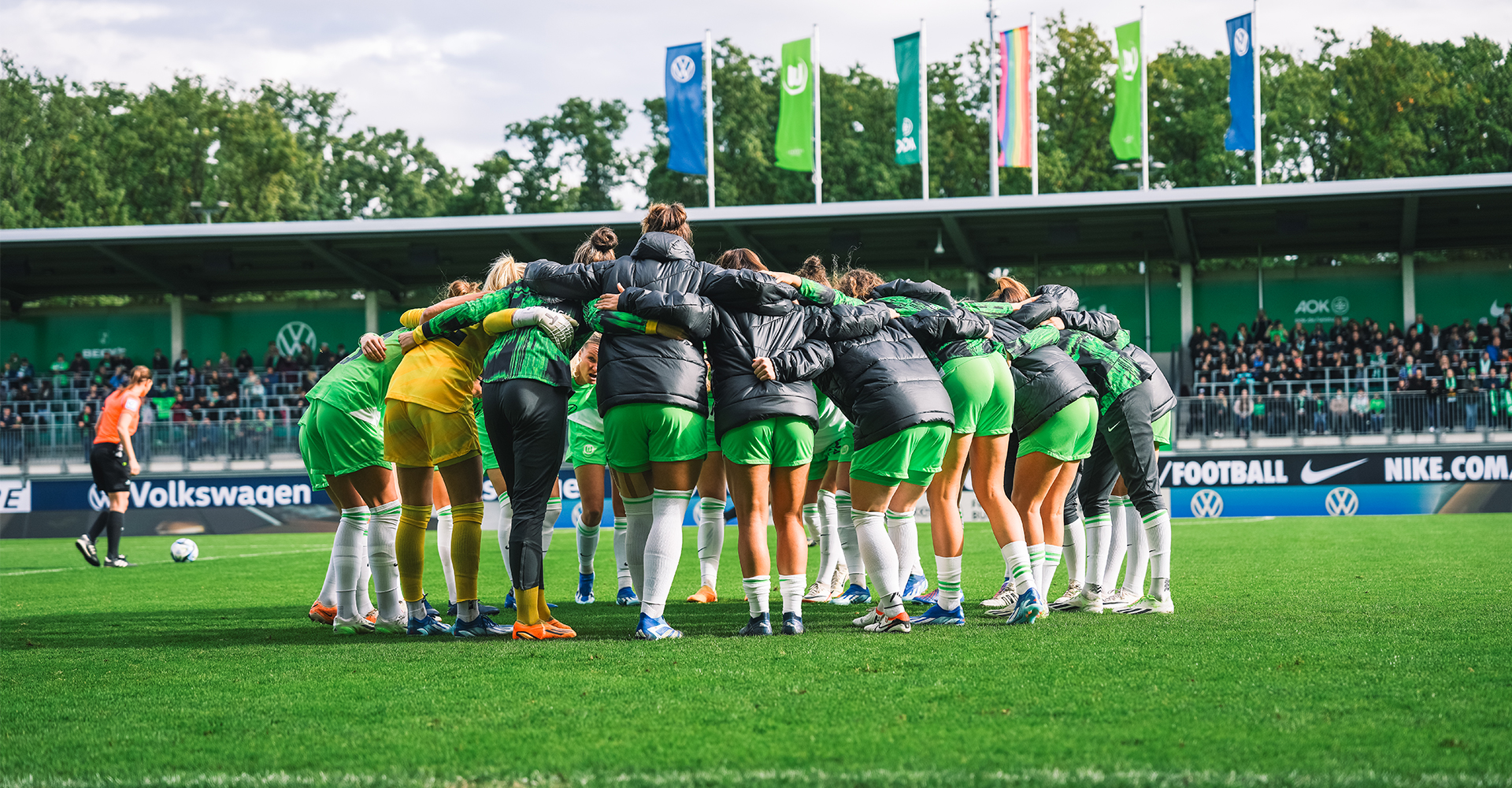 Ein Fotodes Mannschaftskreises der Frauen vor dem Spiel im AOK Stadion.