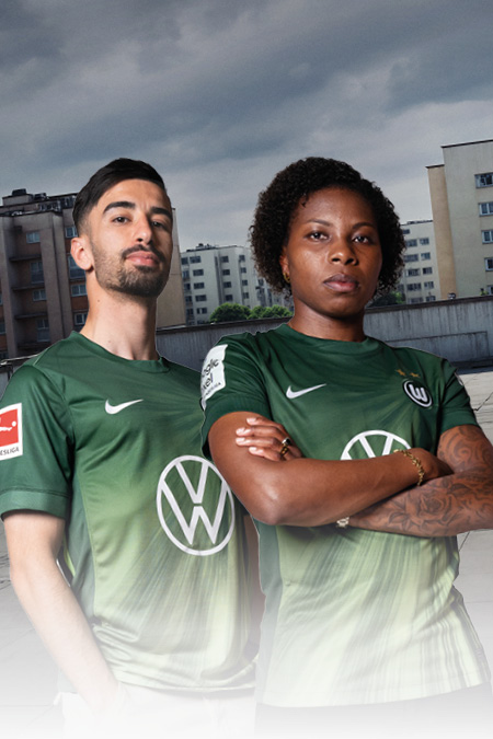 Ein Spieler und eine Spielerin tragen die dunklen Heimtrikots und schauen auffordernd in die Kamera.