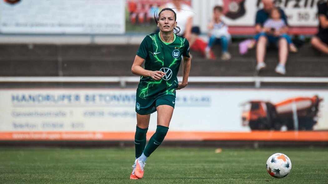 VfL-Wolfsburg-Spielerin läuft auf dem Spielfeld.
